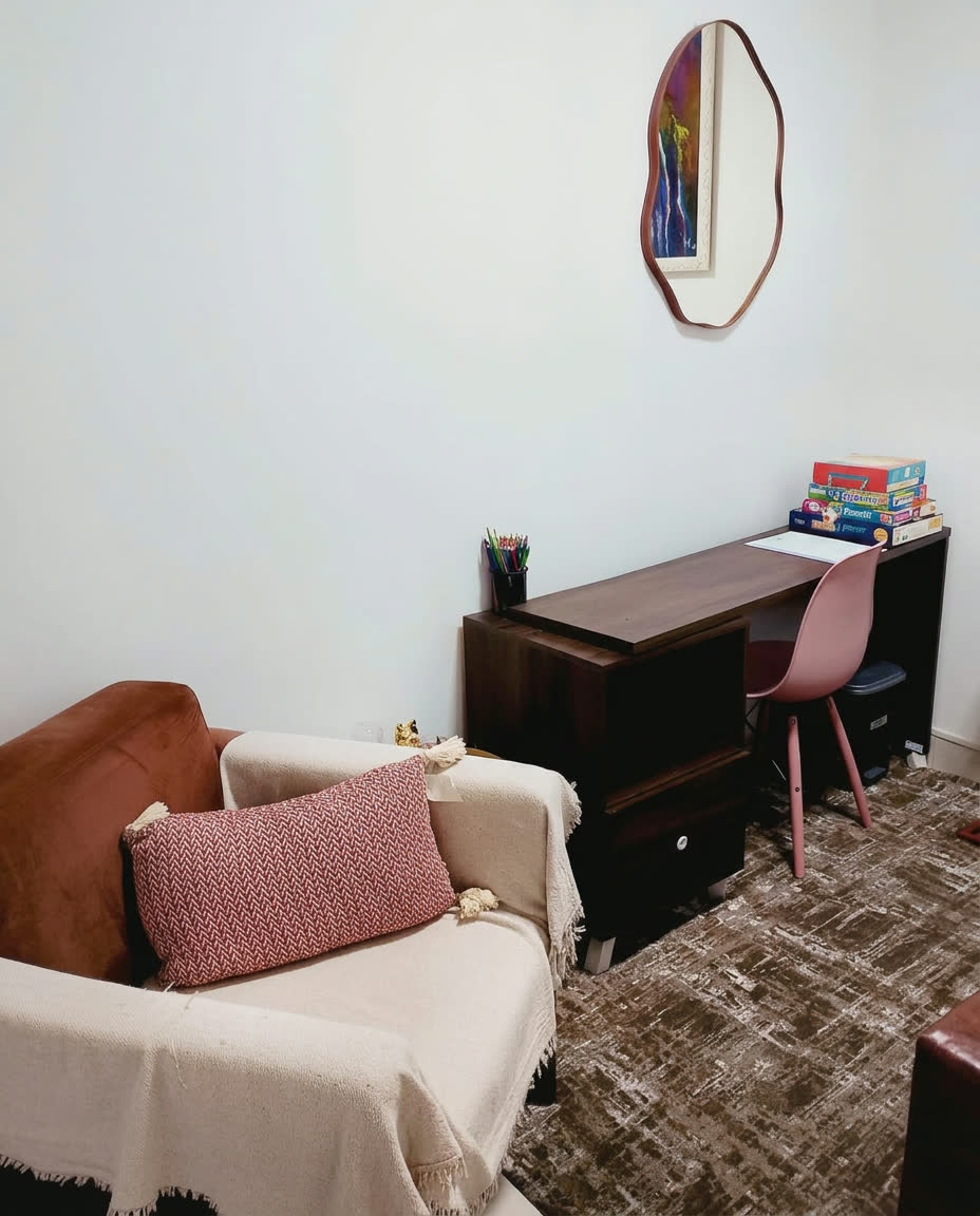 Ambiente com sofá claro, mesa de madeira e cadeira rosé