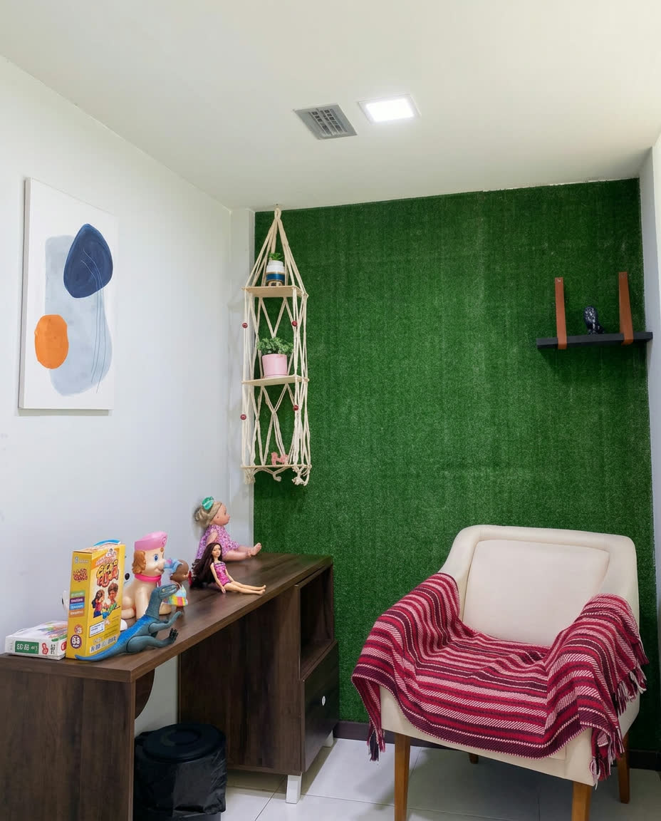 Ambiente com parede verde, brinquedos e poltrona